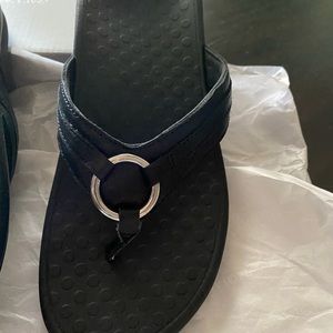 Vionic ladies slip on Sandales black leather flats
